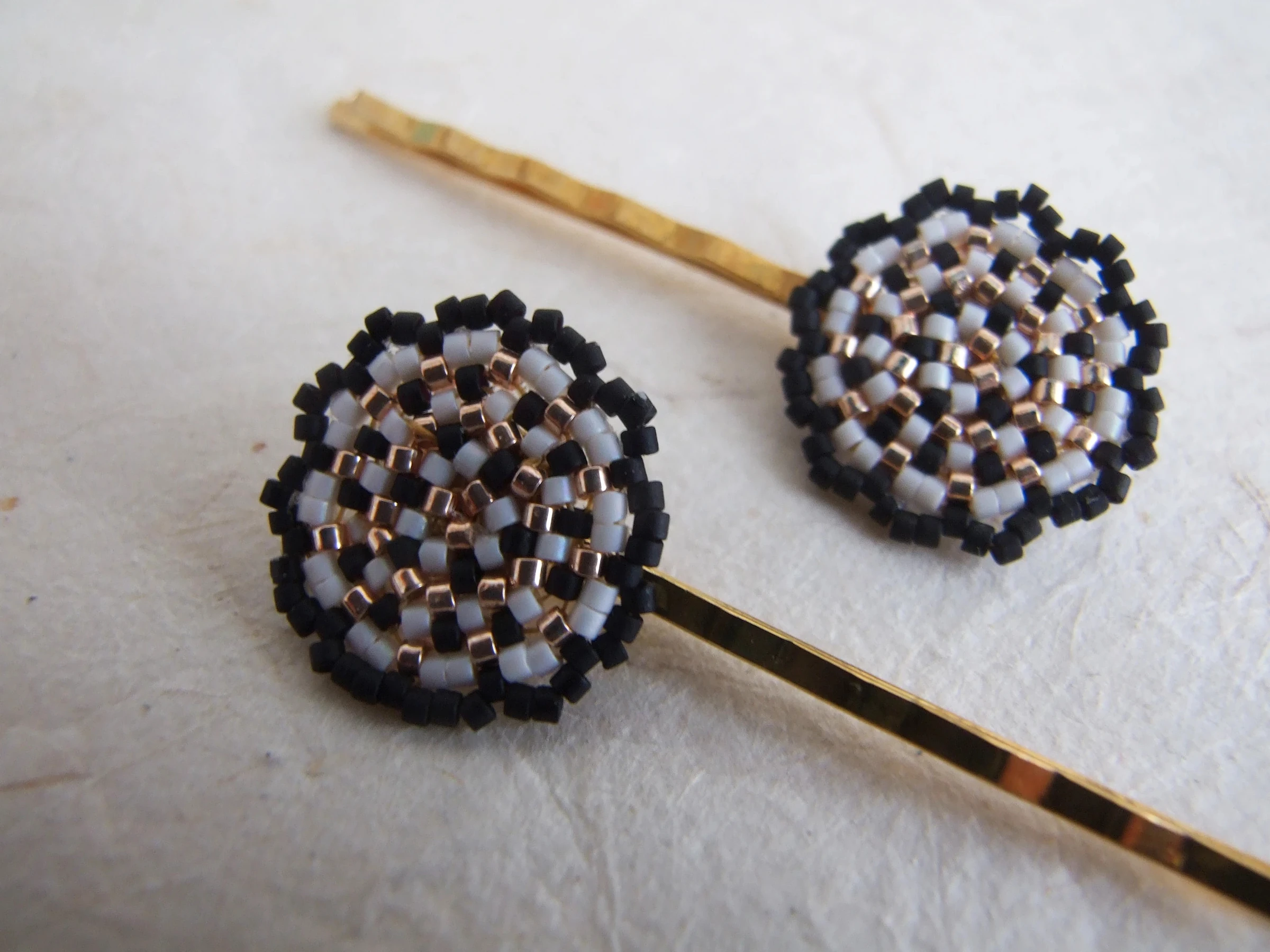 Barrettes à cheveux en perles - motifs de rosace noire, blanche et dorée